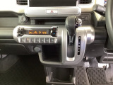 足元スッキリ、インパネシフトです。パーキングブレーキはフットブレーキタイプなので、運転席と助手席の間がスッキリしています。