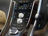 電気式スイッチ採用のエレクトロシフトマチックのシフトレバーです、軽い操作でシフトチェンジができます。