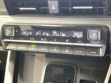 【オートエアコン】一度お好みの温度に設定すれば、車内の温度を検知し風量や温度を自動で調整。暑い&hellip;寒い&hellip;と何度もスイッチ操作をする必要はありません。快適な車内空間には必須の機能ですね♪