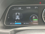 メーター内センターディスプレイには車の様々な設定や情報が表示されます。