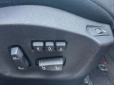 ポジションメモリー機能付き電動シート。家族個々のポジションや乗降用ポジション等をメモリーすると、便利に使えます