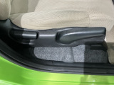 シートハイトアジャスターが付いているので運転姿勢を調整するのに便利ですね。身長に合ったシートポジションは安全運転や疲労軽減にもつながります。