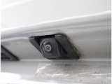 バックカメラが付いているので後方確認が非常にしやすいです。今や運転初心者も熟練者も必須装備!ついていて損はないですね♪