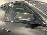 ウィンカー内蔵ドアミラーを開発したのは『メルセデス・ベンツ』です。他車からの視認性が高まり、事故の可能性を低減させています。更に、点灯部分はドライバーの視界に入らないように設計されています。