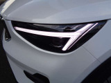 北欧神話に登場するトールハンマーをモチーフにしたピクセルLEDヘッドライト。デイタイムランニングライト、ウインカー機能も併せ持ち、アクティブハイビーム機構と相まって、安全な夜間ドライブが可能です。