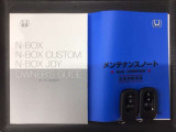 スマートキーは鍵をバッグに入れたままでもドアロックの開閉やエンジンのON・OFFができます。夜間や雨の日も鍵を探さなくて良いので便利です。