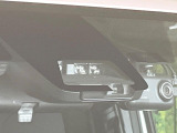 【トヨタセーフティセンス】走行中に前方の車両等を認識し、衝突しそうな時は警報とブレーキで衝突回避と被害軽減をアシスト。より安全にドライブをお楽しみいただけます。