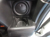 ほっと一息のドリンクをキープするドリンクホルダーです。携帯電話入れても良し。ただし走行中の携帯電話の使用は禁止されていますのでご注意を!