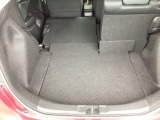 後席は分割可倒式で、用途に合わせてアレンジ可能。荷物の量や乗車人数に応じて柔軟に使える便利なシートです。