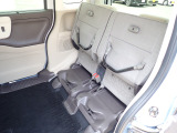 ◆チップアップ&ダイブダウン機構付【ULTR SEAT】は後席座面を左右分割で跳ね上げることができます。トランクで積載できない背の高い荷物をラクラク収納できます。ホンダ車ならではの人気装備です。