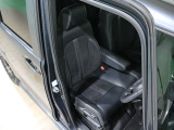 程よい硬さとホールド性が高いシートで長時間運転も快適です。