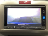【バックカメラ】運転が苦手な方も車庫入れラクラクです!ギアをリバースに入れれば自動的に切り換わりますので、面倒な操作は不要です♪狭い駐車場もお車を傷つけず安心ですね!