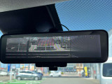 スマートルームミラーも付いています。後方ピラーや荷物、後席に同乗している方や曇りなど視界が遮られた場合でも後方カメラからの映像で安全確認をすることができます。