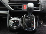 運転席と助手席、それぞれの体感温度の違いに合わせて温度設定が出来る、左右独立温度コントロールフルオートエアコンです。センサーが感知して、温度、風量を自動的にコントロールし、快適な空間にしてくれます。