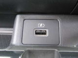 運転席そばにUSBソケットがあります♪♪ここでスマホの充電できちゃいます♪♪