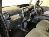 運転席周りのレイアウトをご覧ください。ナビゲーションが綺麗に装着されすっきり収まってますね!