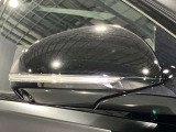 ウィンカー内蔵ドアミラーを開発したのは『メルセデス・ベンツ』です。他車からの視認性が高まり、事故の可能性を低減させています。更に、点灯部分はドライバーの視界に入らないように設計されています。