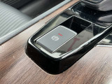 【電動パーキングブレーキ】ブレーキペダルを踏み込み、スイッチを引き上げると作動、押し下げると解除されます。
