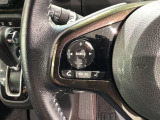ステアリングにオーディオ操作スイッチが付いています。オーディオ画面に直接タッチしなくても操作が出来ますので、運転に集中できます。