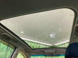 【ガラスルーフ】ガラスルーフ搭載で車内の解放感が一気にアップ!開放的なドライブをお楽しみいただけます。