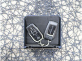 【スマートキー】キーをバッグやポケットに入れたままでもドアロックの開閉が出来るほか、エンジンキーを挿さなくてもエンジンスタートストップが出来ます。