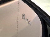 【ブラインドスポットモニター】走行中、ドアミラーの死角になりやすい箇所に後続車が接近するとサイドミラーのレンズに警告を表示!ドライバーに注意喚起をしてくれます。