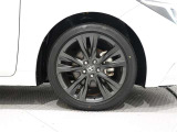 タイヤサイズは(215/45R17)で純正アルミホイールです。