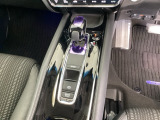 シンプルでとても使いやすいフロアシフトに、パーキングブレーキは電子制御パーキングブレーキです。