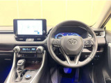 上質で落ち着いた印象のインパネ周りです。各操作スイッチ類も使いやすいよう配置されています。