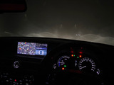 ヘッドアップ・ディスプレイ(HUD)現在のスピードや、前方の車線情報など、運転に必要な情報を、目の前のウインドウガラスに表示する機能です。これにより、目線の移動が少なく済み、安全です。