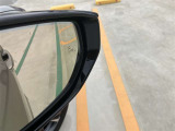 ブラインドスポットモニターは斜め後ろを並走する車両の存在をドライバーにランプ点灯で知らせてくれる安全装備です。
