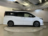 運転席側も電動のスライドドアとなってます。乗り降りや荷物の出し入れが楽になり便利です。