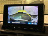 リバースギアに入れるだけで後方の表示へ切り替わります。夜間や雨の日の駐車も楽になりますよ。