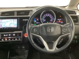 【ハンドル】運転にかかわる様々な操作を安全に行えるように視点移動が少なく操作性に配慮されたスイッチ類が凝縮されたコックピットです。
