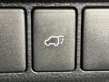【パワーバックドア】スマートキーや運転席のボタンを押すだけでリアゲートが自動で開閉します!荷物を持っている時や、高い位置にあるバックドアを閉める際に便利な機能です♪