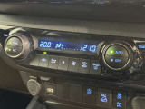 左右独立温度コントロールフルオートエアコンです。運転席、助手席それぞれで独立して温度設定ができます。冷え性の方が乗っても安心ですね♪