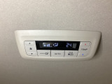 ルーフ中央にエアコン操作パネルがついていますので、2列目・3列目にお乗りの方も快適に過ごせます。