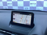【マツダコネクト】  オーディオ操作、車両装備、ナビ案内など、統合的にモニターできる見やすいサイズのディスプレイです。