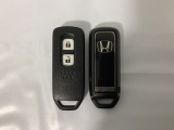 スマートキーを装備しています。鍵を差し込むことなくドアロックの開け閉めと、スタートボタン操作でのエンジンスタートができます。スペアキーも同じものを用意しております。