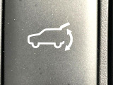 【パワーバックドア】スマートキーや運転席のボタンを押すだけでリアゲートが自動で開閉します!荷物を持っている時や、高い位置にあるバックドアを閉める際に便利な機能です♪