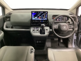 車内は光触媒抗菌消臭施工済です。インパネ周りはスタイリッシュなデザインで機能や装備も充実しています。グローブボックスやカップホルダーのほかにトレーなどたくさんの収納スペースが付いています。
