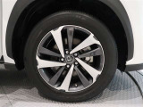 アルミホイールを装備、タイヤサイズは225/60R18です。