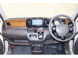 操作性に優れた運転席となります!小物入れや各ボタンの配置にこだわり、使いやすいです!座り心地もよく視認性も良好なのでロングドライブもお任せ下さい!