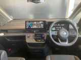 視点が高く、周りが見えやすいシート位置となっております。運転する時の眺めもいいですよ♪アームレストもあるので、長時間ドライブが楽しくなりますね!