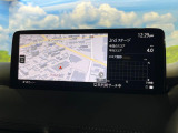 【10.25インチマツダコネクト】車内の雰囲気にマッチした大型ディスプレイ。スマホ接続でのナビ使用やBluetooth再生等、様々な機能が楽しめます。直感的なダイヤル操作が可能で、使い勝手も良好です。