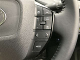 前方の車との車間を設定し、スピードを上げたり緩めたりを自動で行ってくれる追尾式の「レーダークルーズ」。上級装備の一つです!高級車にしかつかない嬉しい機能です。