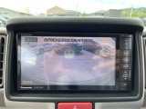 【バックカメラ】駐車時に後方がリアルタイム映像で確認できます。大型商業施設や立体駐車場での駐車時や、夜間のバック時に大活躍!運転スキルに関わらず、今や必須となった装備のひとつです!