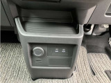 小物置きや、USB電源Type C、シガーソケットが前席中央にあり、便利に使えます☆