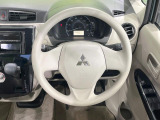 インテリアに合わせたデザインのステアリングは、運転される方のことも考え、運転しやすい形状、大きさです。是非一度、実際に触ってお確かめください。