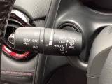 レバーをAUTOの位置にしているとき、レインセンサーが雨を感知すると、雨量に応じてワイパーが自動で作動してくれるオートワイパーを装備!設定変更で非作動にすると、間欠作動に固定されます。